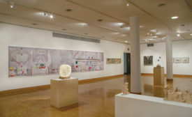 库珀联盟展览上的一幅25英尺长的Olivetti壁画的蒙太奇照片，在前景的中央有一个桌面雕塑。