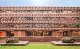 Krushi Bhawan建筑的开放砖立面采用了一种受当地纺织染色技术启发的模式。